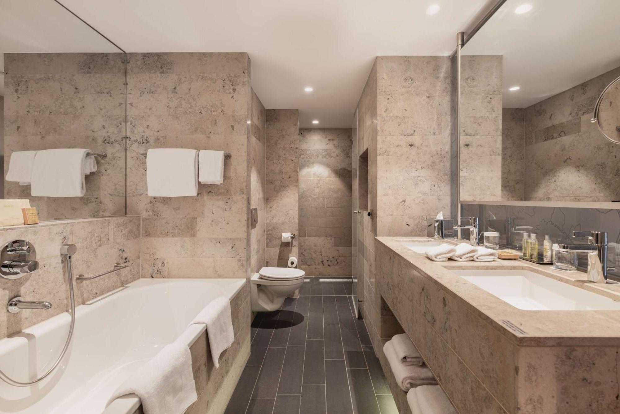 Suite mit 1 Schlafzimmer mit Kingsize-Bett und Zugang zur Lounge