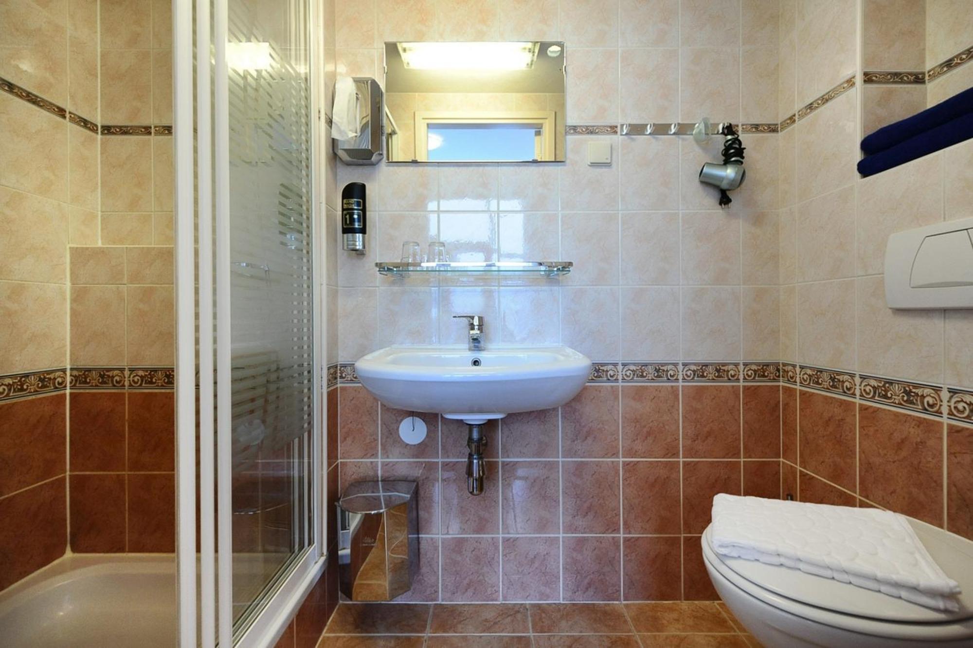 Zweibettzimmer mit Dusche