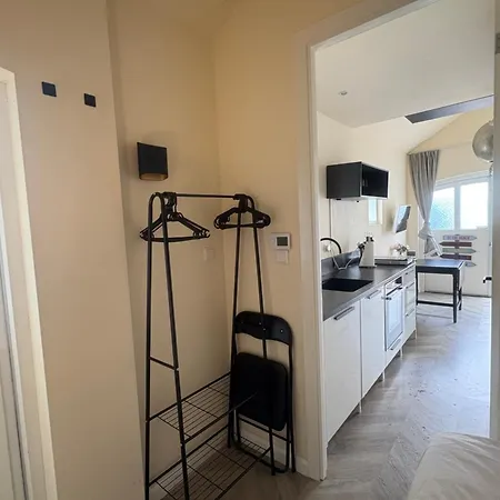 Renovated & Private Tinyhouse Den Haag Short Stay Appartment-2