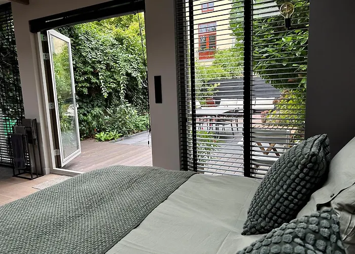 City Oasis With Private Parking Den Haag